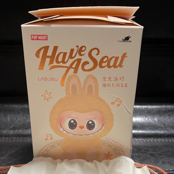 SISI ~ HAVE A SEAT LABUBU AUTHENTIC POPMART - Picture 4 of 5